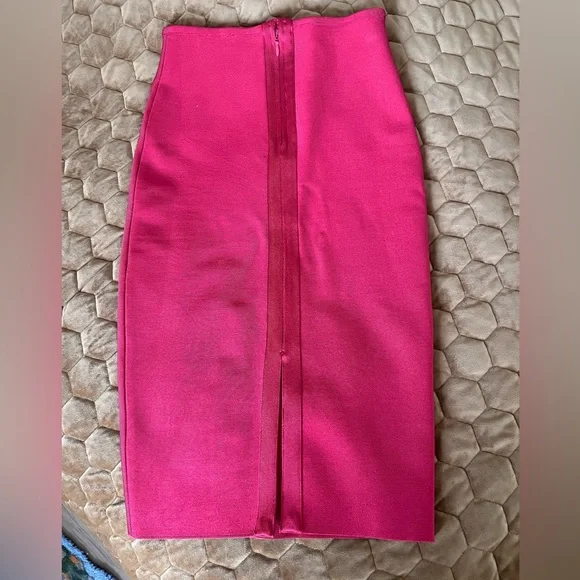 Gracia scuba midi skirt in red - Picture 3 of 6